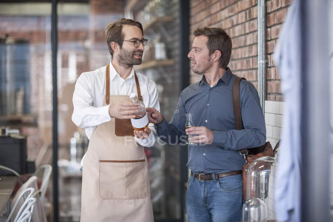 Mann im Gespräch mit Kunde — Stockfoto