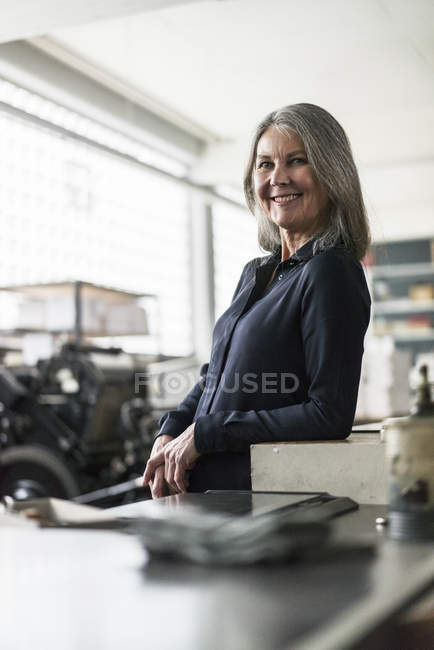 Frau in einer Druckerei — Stockfoto