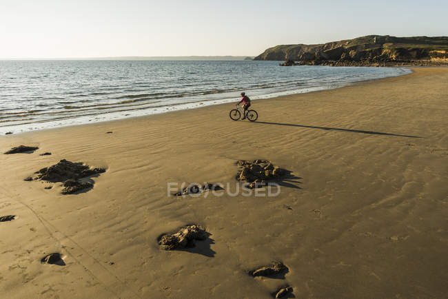 France, Péninsule de Crozon, femme faisant du vélo sur la plage — Photo de stock
