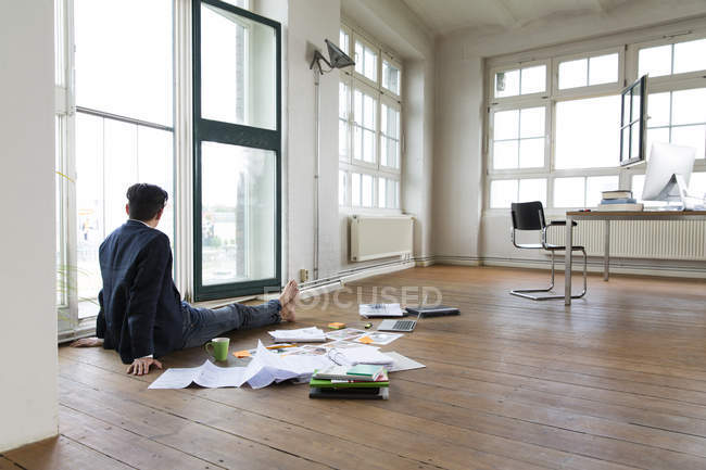 Geschäftsmann arbeitet barfuß auf dem Boden — Stockfoto