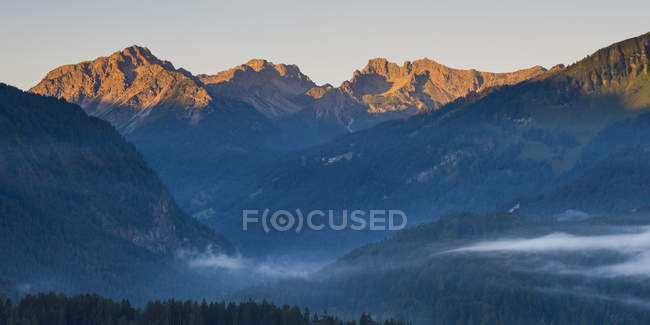 Alemanha, Baviera, Stillach Valley perto de Oberstdorf, nevoeiro matinal, Schuesser, Hochgehrenspitze e Hammerspitze — Fotografia de Stock