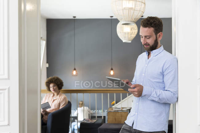 Young man using digital tablet in a cafe — Stock Photo