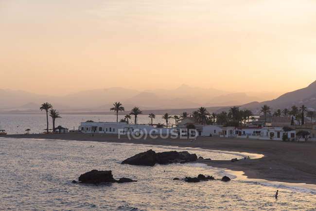 Bahía de Mazarrón, Puesta de sol en la playa - foto de stock