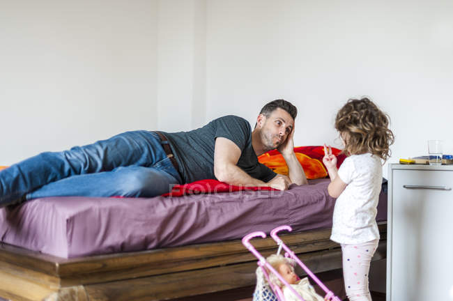 Отец и дочь с куклой в спальне — стоковое фото