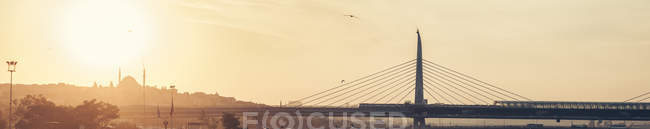 Puente del Bósforo al atardecer - foto de stock