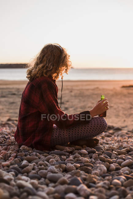 Дівчина-підліток розслабляється на пляжі — стокове фото