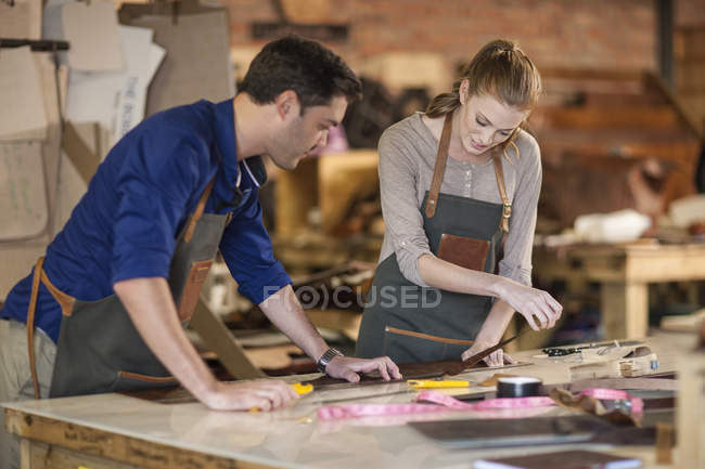 Mann und Frau arbeiten in Lederwerkstatt zusammen — Stockfoto