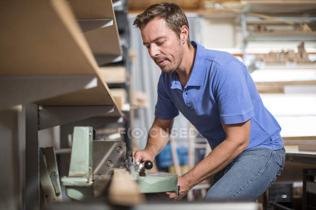 Mann arbeitet in Werkstatt an Klemmwerkzeug — Stockfoto