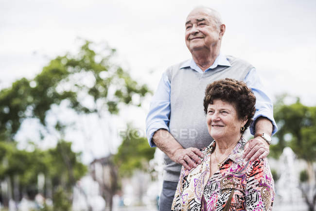 Donna anziana con marito guardando lateralmente — Foto stock