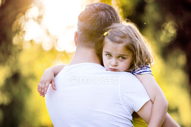 Ritratto di bambina triste tra le braccia del padre — Foto stock
