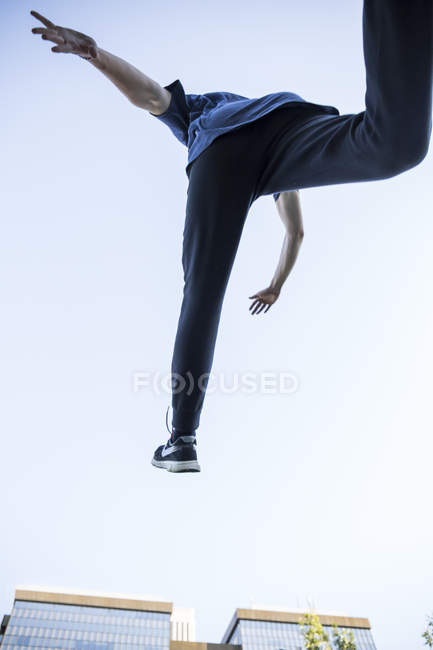Испания, Мадрид, мужчина прыгает в городе во время сеанса, вид под низким углом — стоковое фото