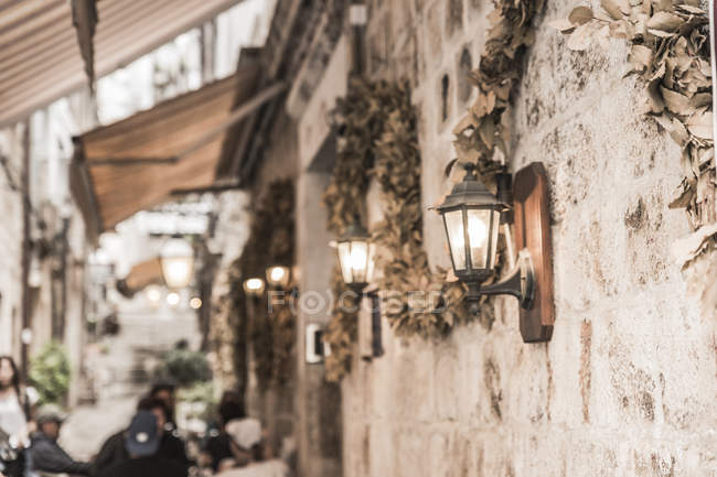 Café calçada com lanternas acesas — Fotografia de Stock