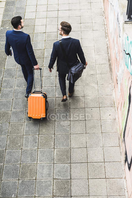 Geschäftsleute gehen mit Rollgepäck — Stockfoto