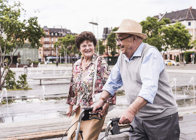 Senior couple strolling in city — Stock Photo