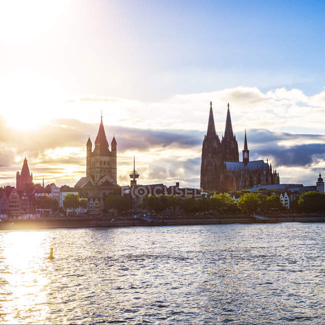 Allemagne, Cologne, vue sur Gross Sankt Martin et la cathédrale de Cologne, au crépuscule du soir — Photo de stock