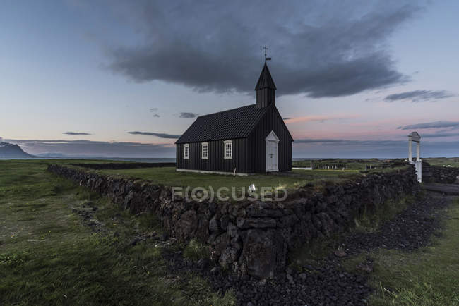 Islanda, Budir, veduta della chiesa nera contro l'acqua — Foto stock