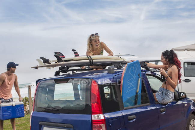Friends and surfboards on car — Stock Photo