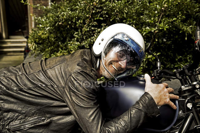 Hombre con casco de motocicleta - foto de stock