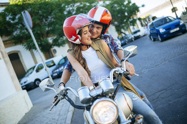 Pareja joven enamorada en moto - foto de stock