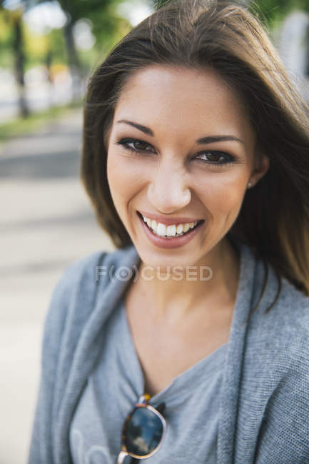 Portrait de jeune femme souriante — Photo de stock