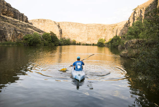 España, Segovia, Hombre en canoa en Las Hoces del Rio Duraton - foto de stock