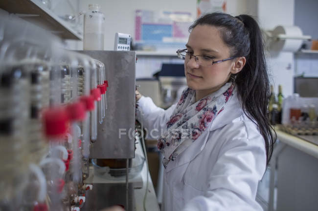 Jeune femme travaillant en laboratoire — Photo de stock