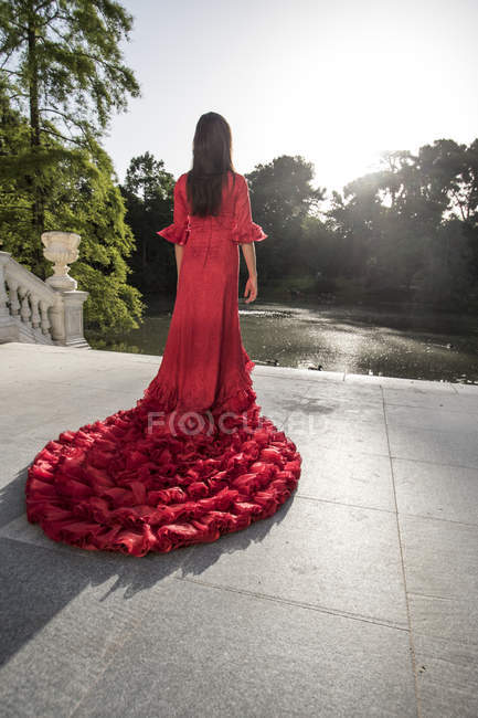 Вид сзади женщины в красном Бата де Кола, стоящей на террасе — стоковое фото