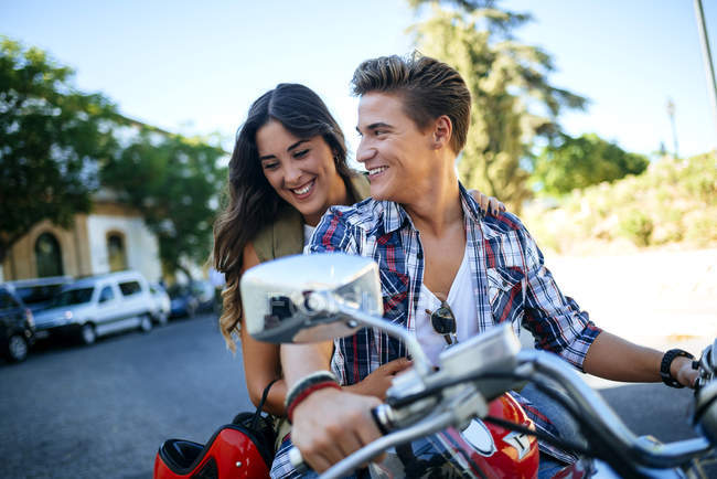 Feliz joven pareja en moto en la ciudad — vehículo de motor, Joy - Stock  Photo | #173771206
