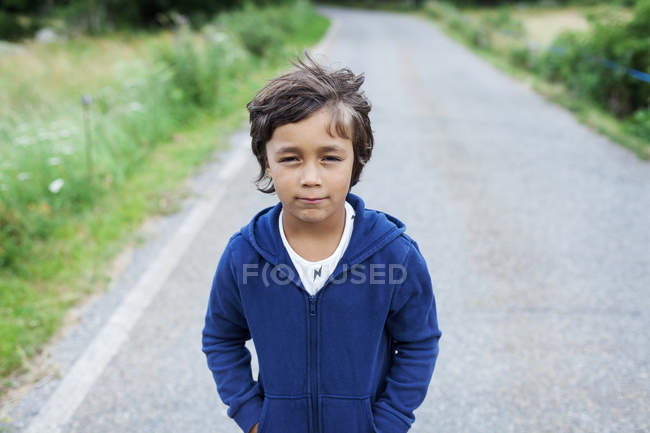Retrato de menino de pé em uma estrada de campo — Fotografia de Stock