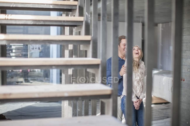 Coppia felice sul cantiere di casa — Foto stock