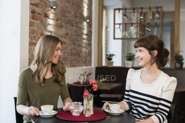 Two best friends sitting in a coffee shop — Stock Photo