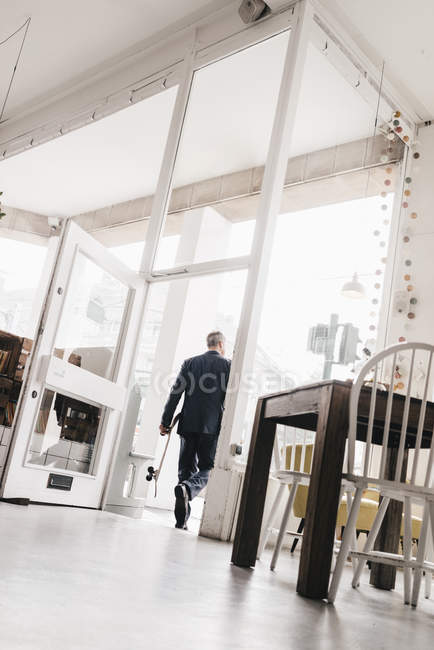 Geschäftsmann geht durch Tür — Stockfoto