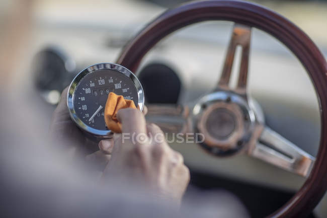 Старший чоловік полірування тахометра автомобіля — стокове фото