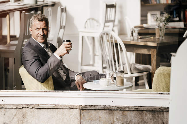 Uomo d'affari che beve caffè — Foto stock
