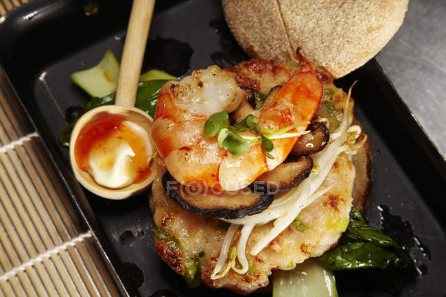 Hamburger Di Gamberi In Stile Asiatico Con Funghi E Germogli Di Soia Studio Girato Fungo Di Shitake Stock Photo