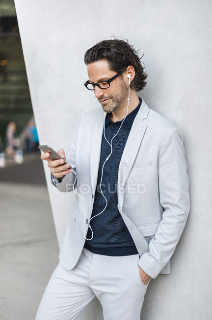 Geschäftsmann mit Smartphone — Stockfoto