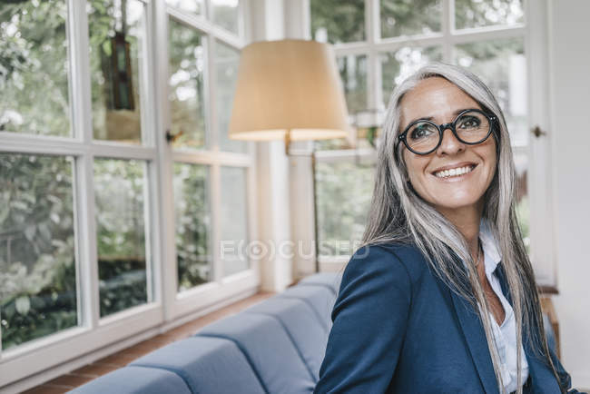 Femme assise dans le jardin d'hiver — Photo de stock