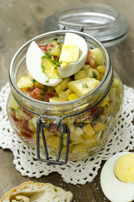 Pot de salade de pommes de terre aux tomates — Photo de stock