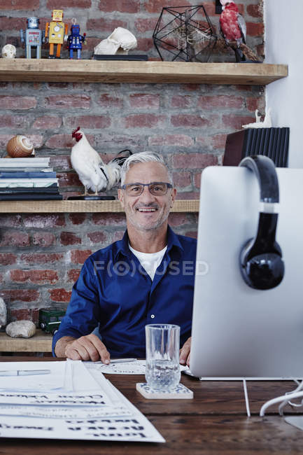 Porträt eines kreativen Profis am Schreibtisch im Büro — Stockfoto