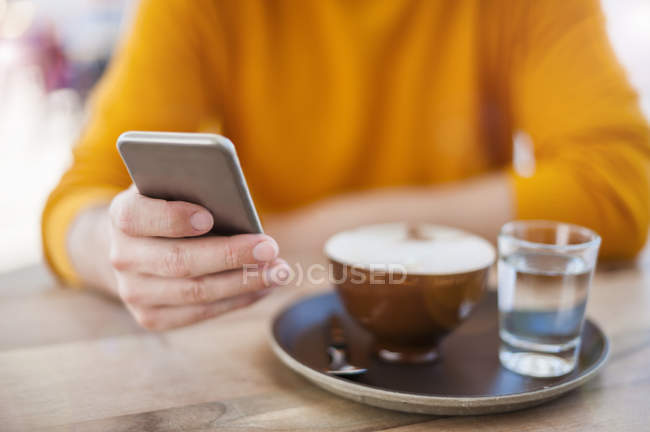 Hand of man holding smartphone, close-up — Stock Photo