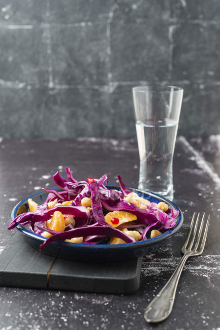 Winter salad with red cabbage, tangerine and chick-peas — Stock Photo