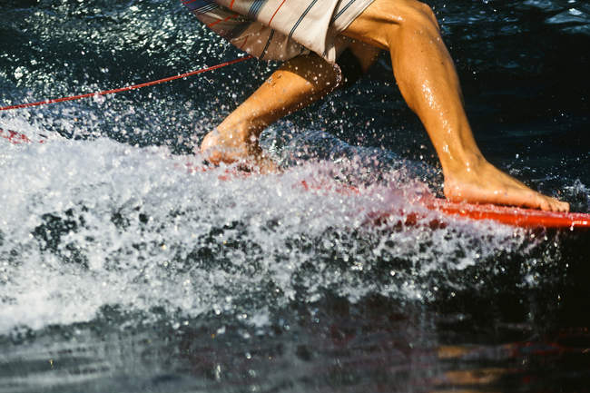 Beinschuss eines männlichen Athleten beim Surfbrett — Stockfoto