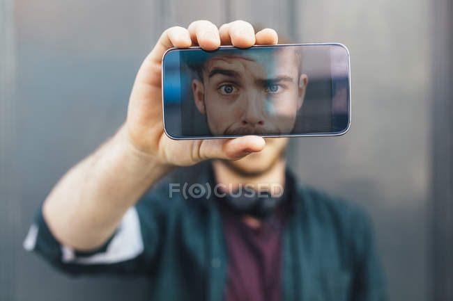 Schöner junger männlicher Hipster macht Selfie auf dem Smartphone — Stockfoto