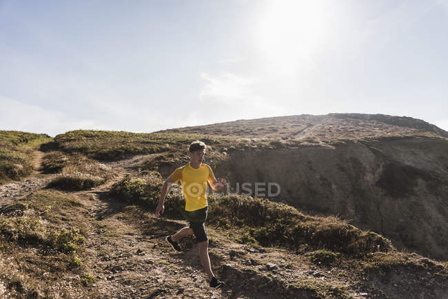 Giovane che corre sulla spiaggia, Francia, penisola di Crozon — Foto stock