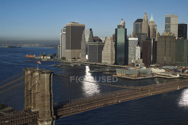 Fotografía aérea desde Brooklyn del Puente de Brooklyn, East River y Manhattan Financial District, Nueva York, EE.UU. - foto de stock