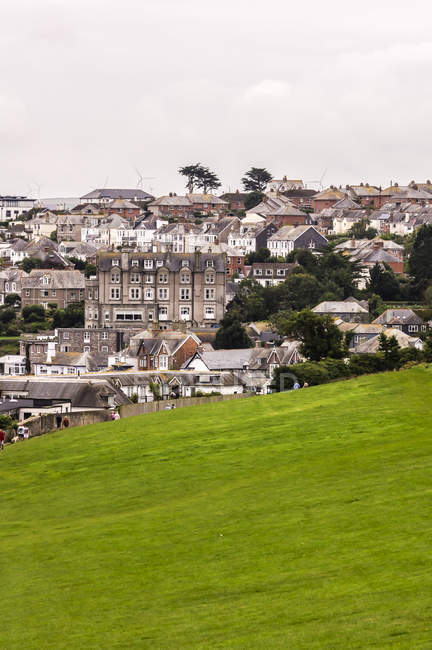 Reino Unido, Inglaterra, Cornwall, Padstow, paisaje urbano y colina verde - foto de stock