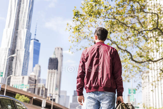 Молода людина, ходьба на Манхеттен, Нью-Йорк, США — стокове фото