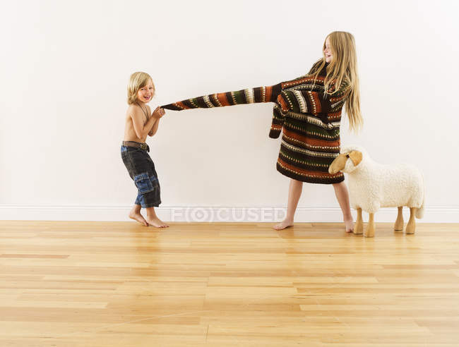 Hermano y hermana jugando juntos - foto de stock