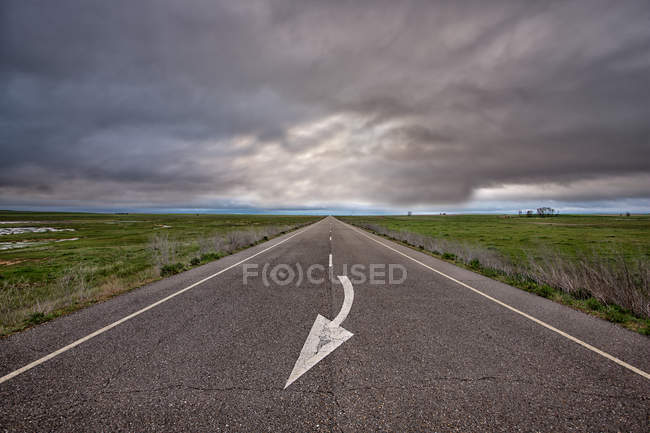 España, Provincia de Zamora, camino vacío bajo el cielo nublado - foto de stock