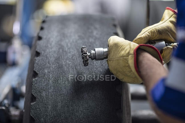 Ремонтник з шин протектора різальної машини заводі, крупним планом — стокове фото